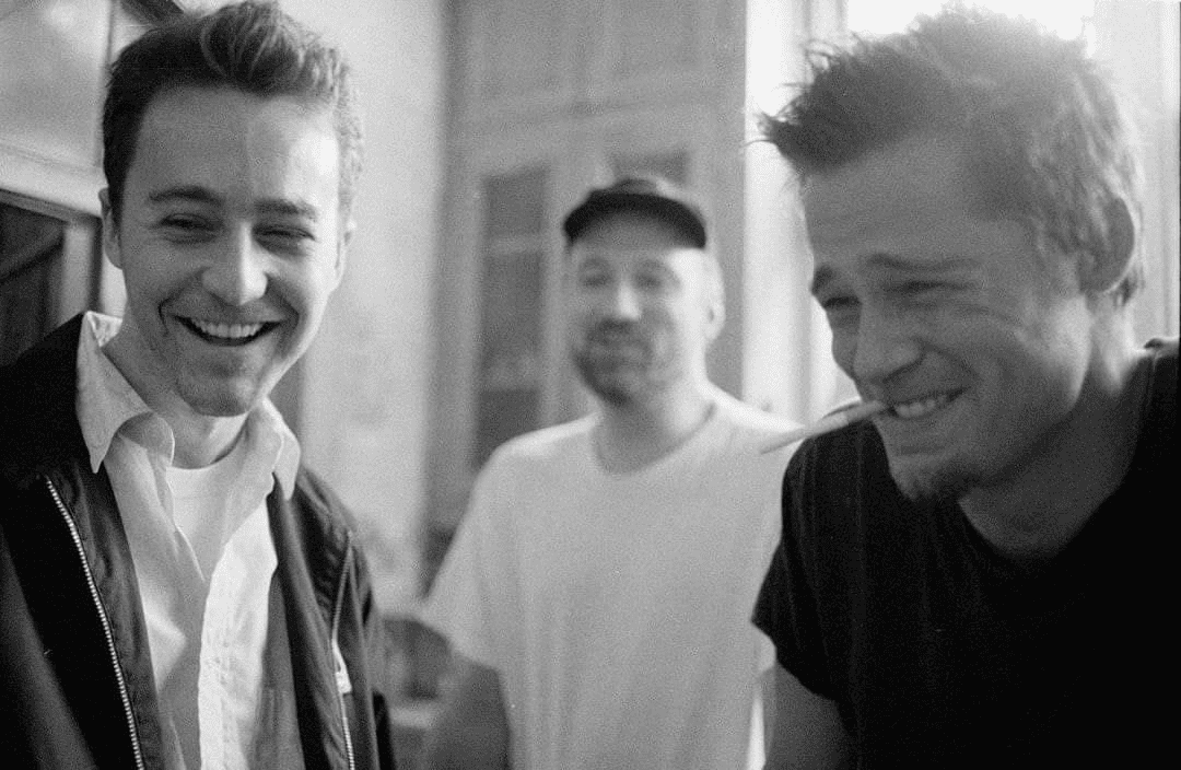 David Fincher dirigindo Brad Pitt e Edward Norton em Fight Club.
