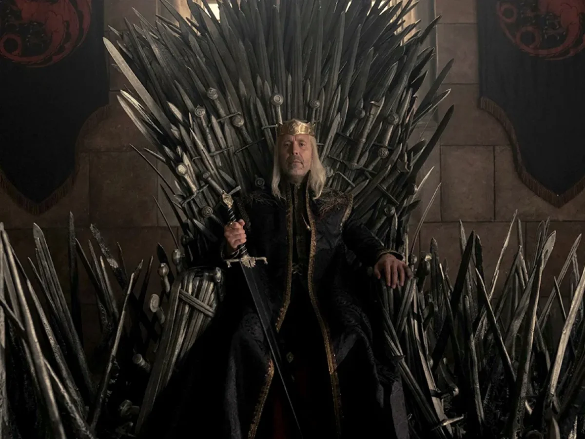 Rei Viserys no Trono de Ferro em House of the Dragon