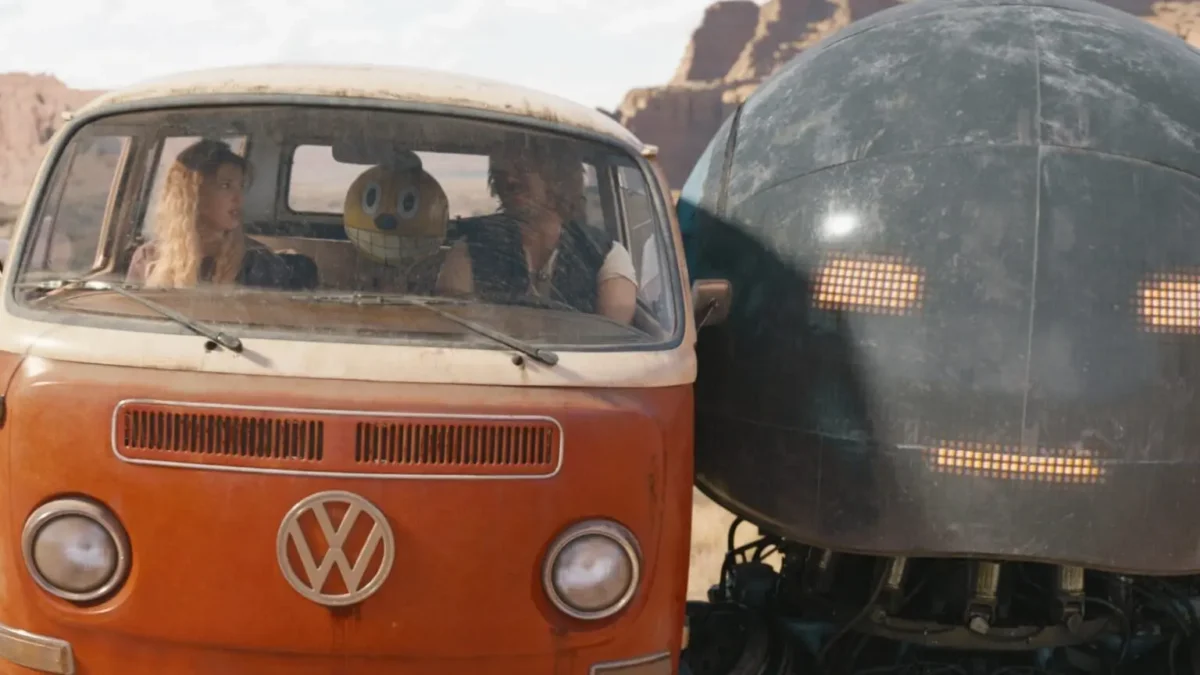 Michelle e Keats em cena de planejamento durante a jornada em The Electric State