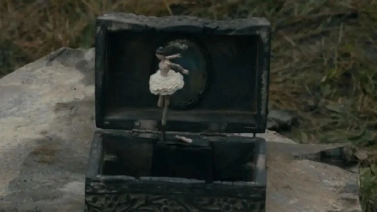 Resumo da 2ª temporada de Origem (From): Tudo o que aconteceu e final explicado A caixa de música e as cigarras no resumo da 2ª temporada de Origem.