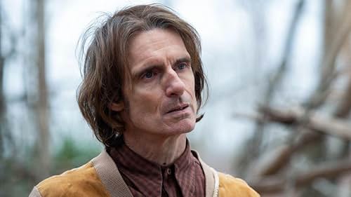 Resumo da 1ª temporada de Origem (From): Tudo o que aconteceu e final explicado Victor olhando fixamente para a floresta.