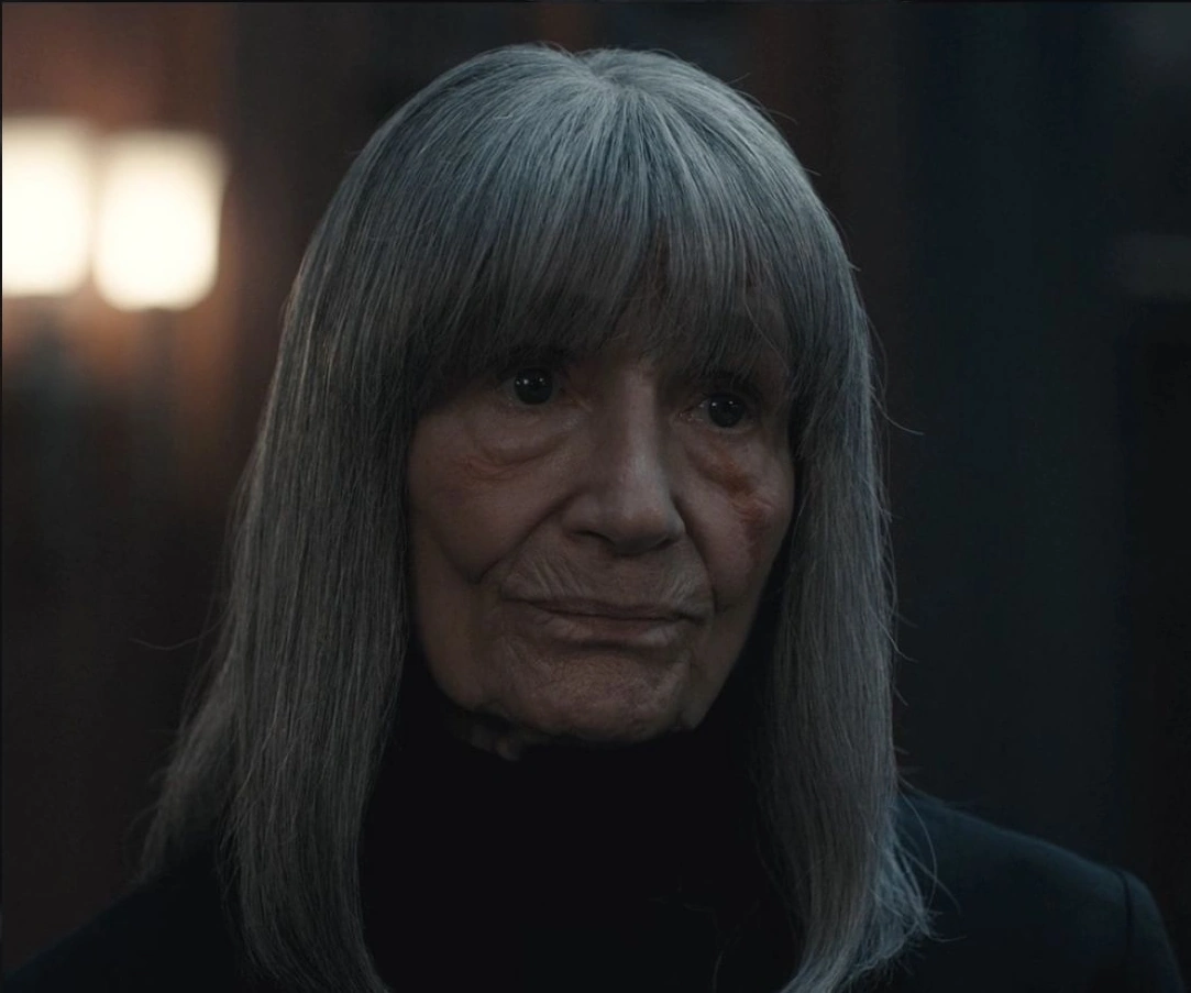 Resumo da 3ª temporada de Dark - Eva, a versão idosa de Martha, como líder da Erit Lux e protetora do ciclo.