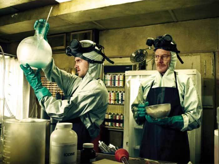 Walter White e Jesse Pinkman produzindo metanfetamina no trailer.