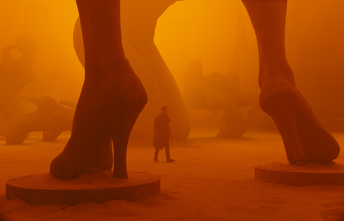 Análise de Blade Runner 2049: A Melancolia do Futuro e a Busca pela Alma Artificial análise de Blade Runner 2049 nas ruínas de Las Vegas.