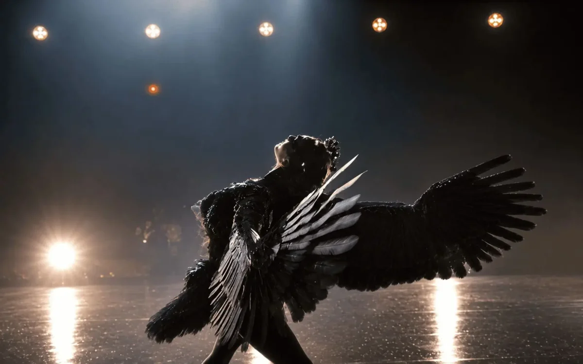 A metamorfose de Nina com asas pretas no palco em Cisne Negro.