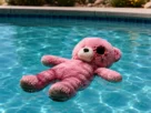 o urso de pelúcia rosa flutuando na piscina em breaking bad