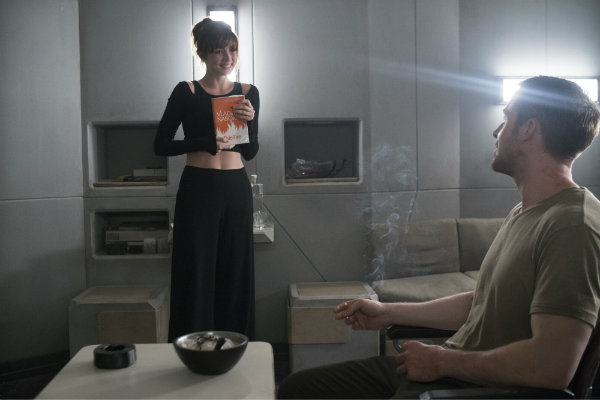 Análise de Blade Runner 2049: A Melancolia do Futuro e a Busca pela Alma Artificial Joi sincronizada com acompanhante em Blade Runner 2049.