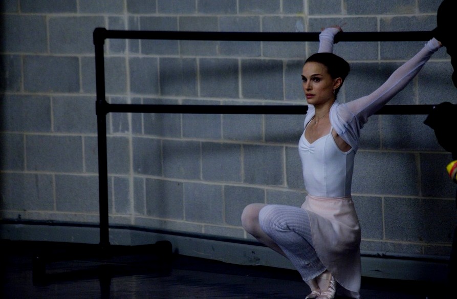 Nina Sayers treinando para o papel principal em Cisne Negro.
