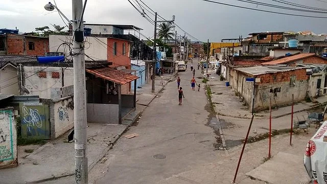 Vista panorâmica da favela Cidade de Deus durante o crescimento urbano.