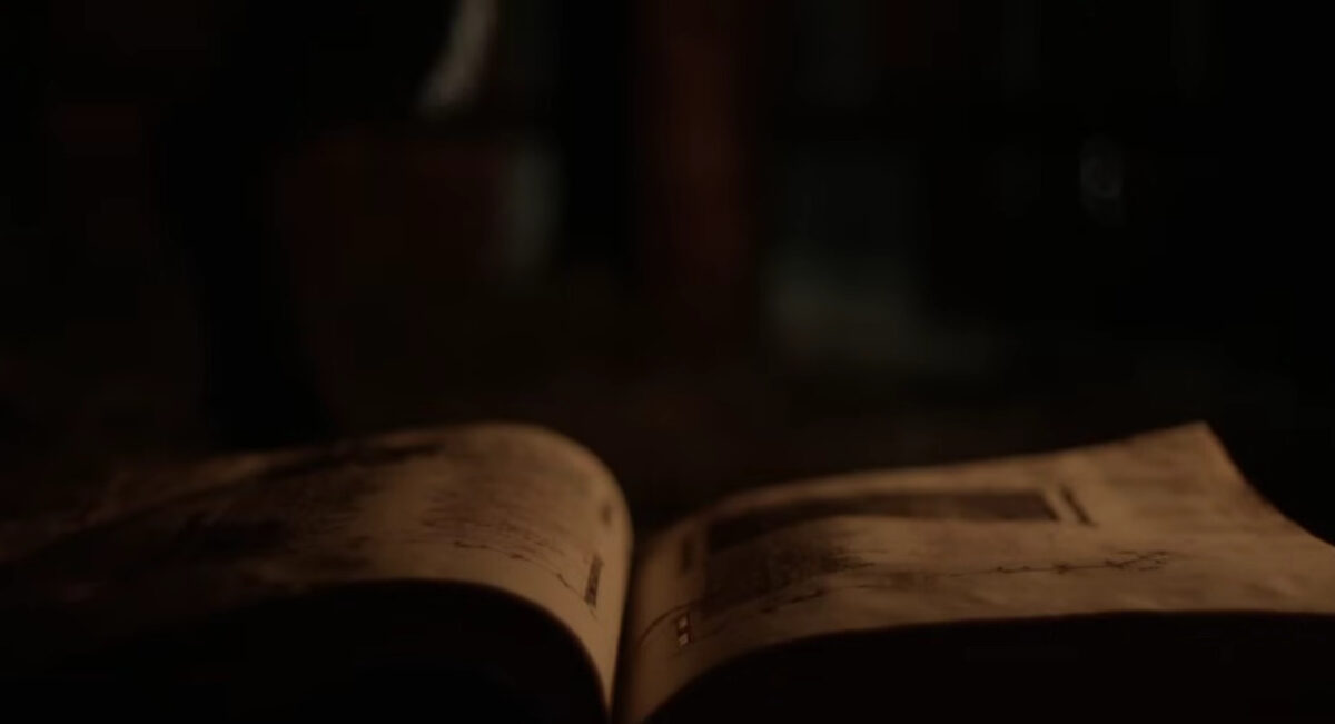 Final explicado de A Bruxa (The Witch): a escolha de Thomasin no desfecho Final explicado de The Witch mostrando Thomasin assinando o livro.