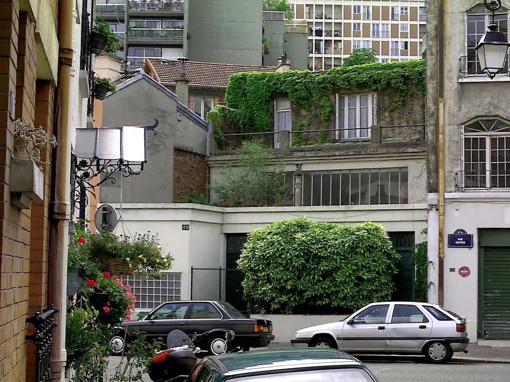 rua residencial estatica de paris cenario do filme cache de michael haneke