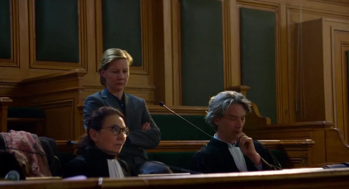 Sandra escutando a gravação apresentada durante o julgamento em Anatomia de uma Queda.