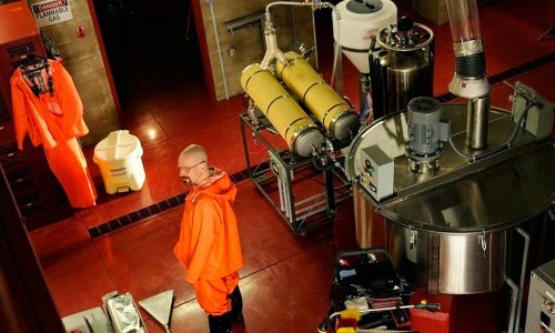 Walter White produzindo metanfetamina no laboratório de Gustavo Fring.