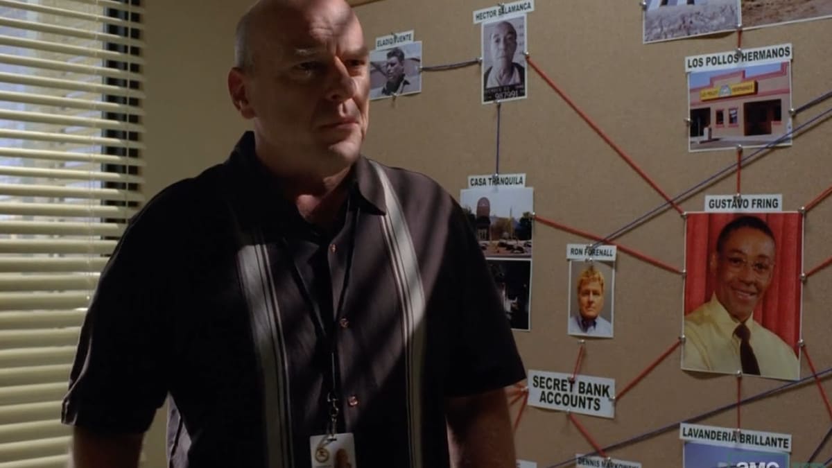 Hank Schrader investigando Gustavo Fring na 4ª temporada de Breaking Bad.