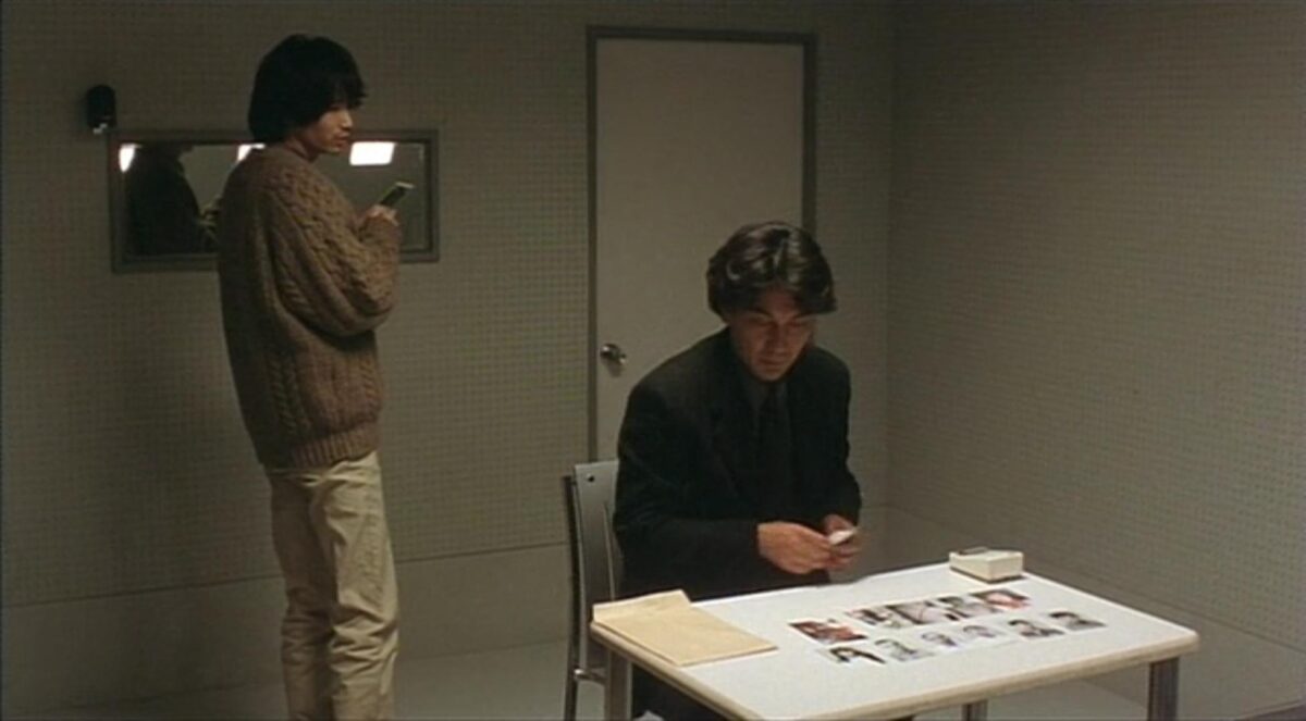 Final Explicado de Cure (1997): O Vazio que Contagia e a Anatomia do Mal Takabe interrogando Mamiya em Cure 1997.