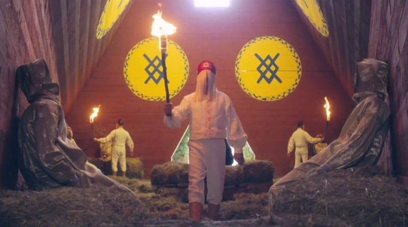 Final Explicado de Midsommar (2019) - O Mal Não Espera a Noite templo triangular em chamas no final de midsommar