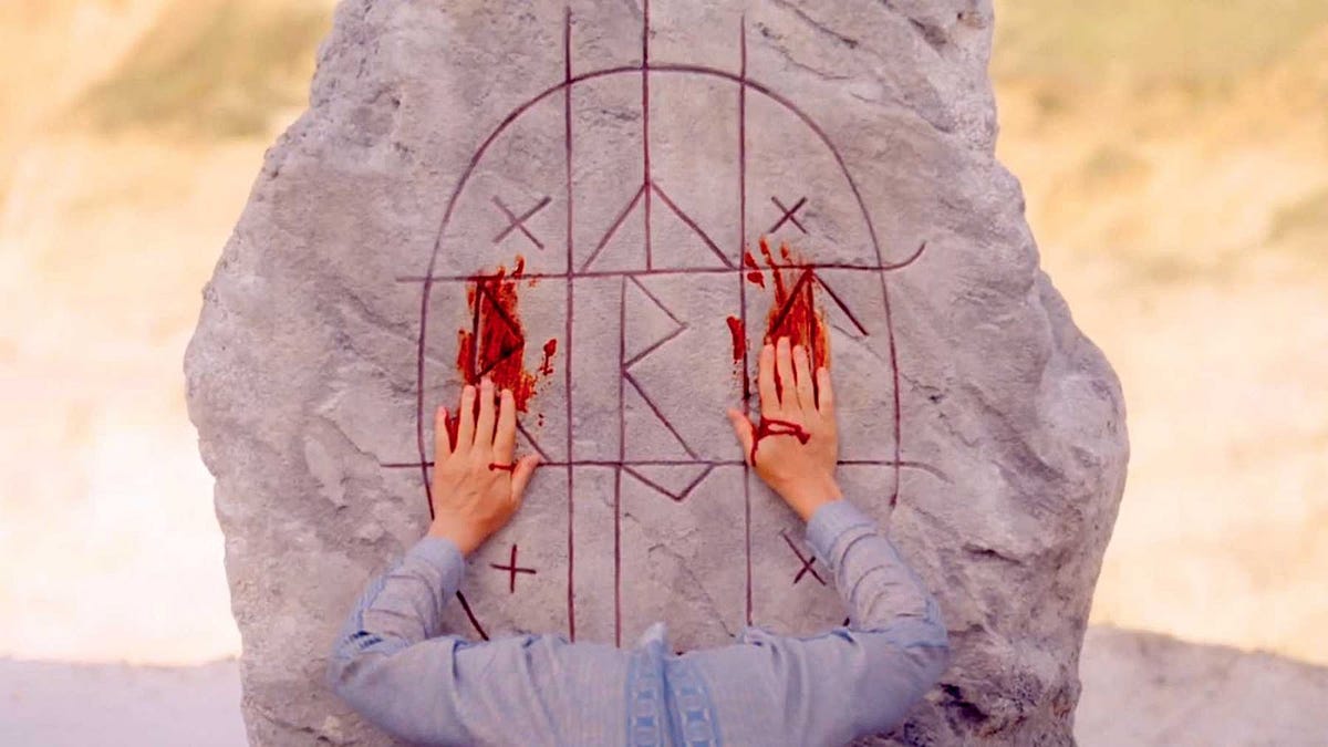 Final Explicado de Midsommar (2019) - O Mal Não Espera a Noite ritual attestupa dos ancioes no filme midsommar o mal nao espera a noite