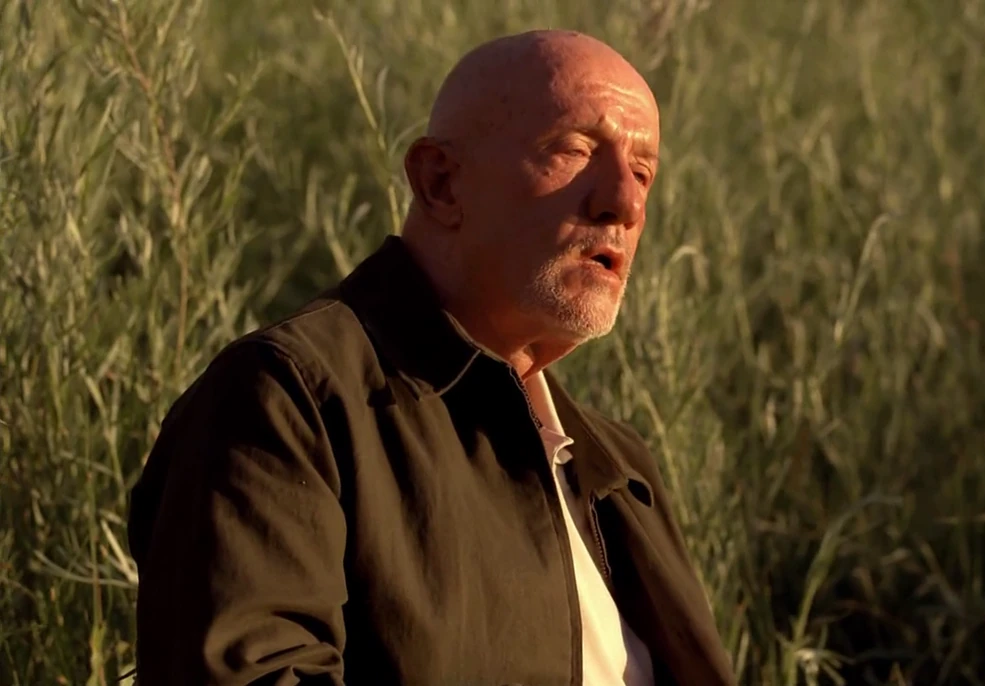 Mike Ehrmantraut em seus últimos momentos na quinta temporada de Breaking Bad.