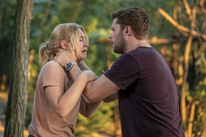 Final Explicado de Midsommar (2019) - O Mal Não Espera a Noite Pelle conversando com Dani Ardor em Midsommar, simbolizando a manipulação psicológica e o aliciamento da comunidade.