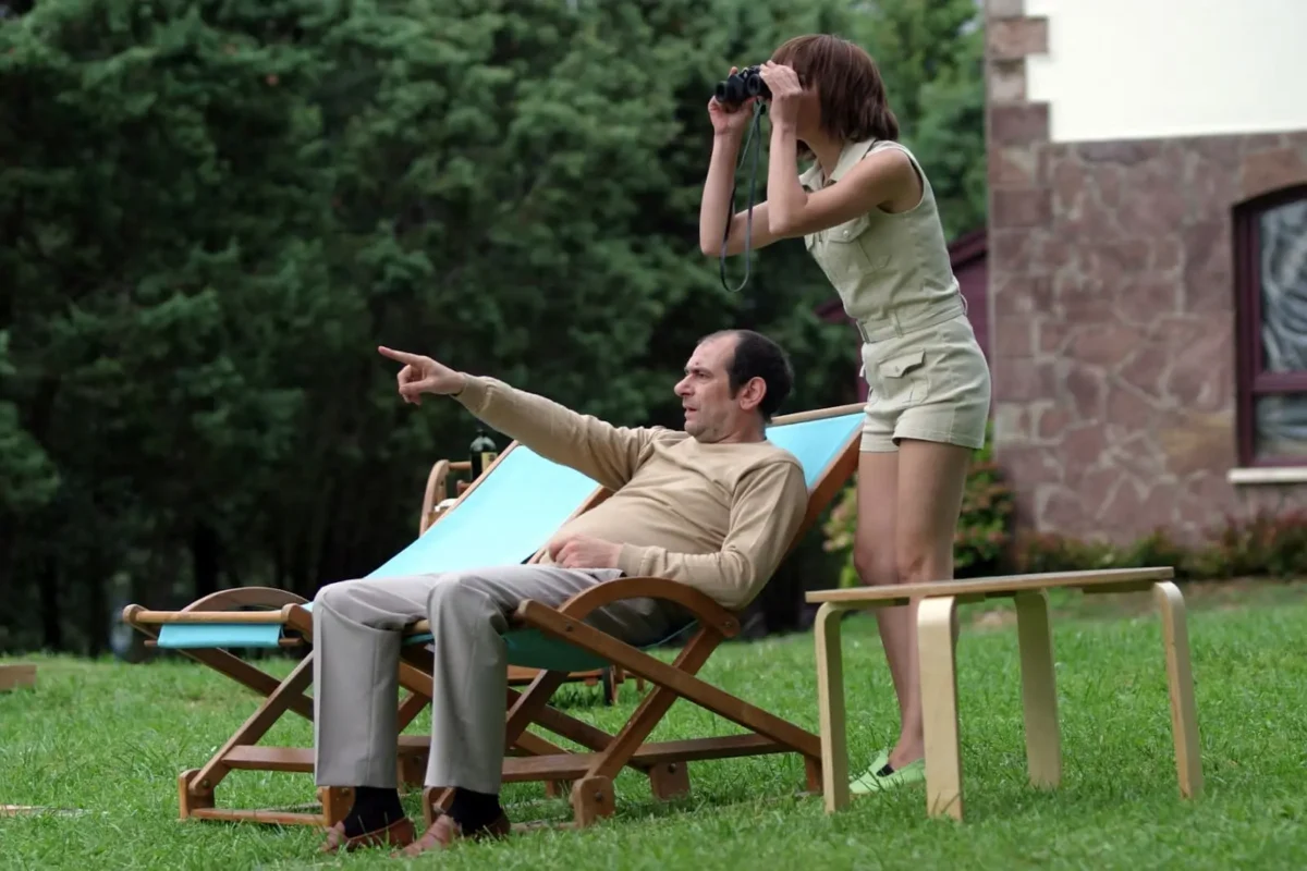Timecrimes (Los Cronocrímenes): O Labirinto do Determinismo e a Engenharia de um Paradoxo Perfeito Héctor no final de Timecrimes contemplando sua casa.