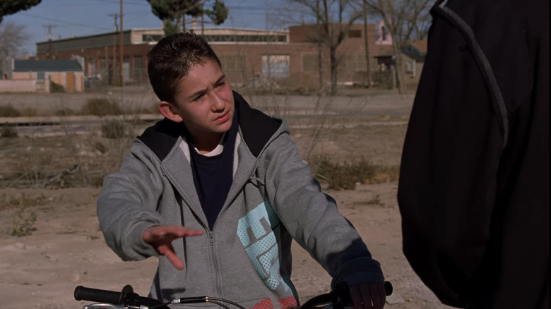 Tomas Cantillo, irmão mais novo de Andrea, está sendo utilizado por traficantes ligados à rede de distribuição de Gustavo Fring.