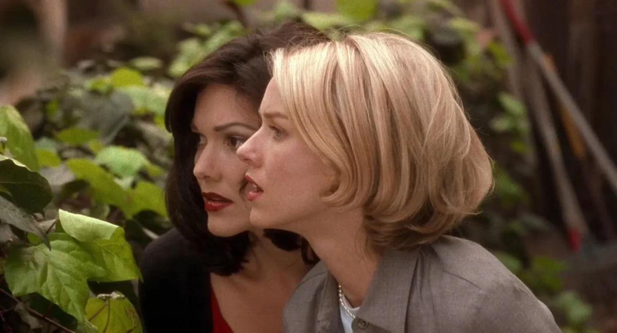 Betty e Rita em Mulholland Drive durante a investigação sobre a identidade da mulher amnésica.