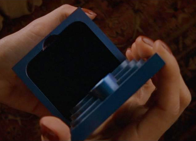 Caixa e chave azuis em Mulholland Drive no momento de transição entre sonho e realidade.