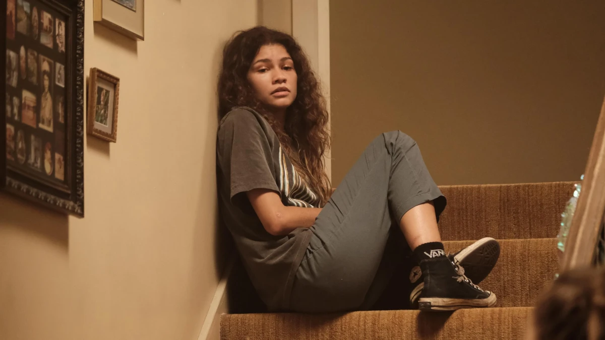 Rue Bennett enfrentando uma crise emocional em Euphoria.
